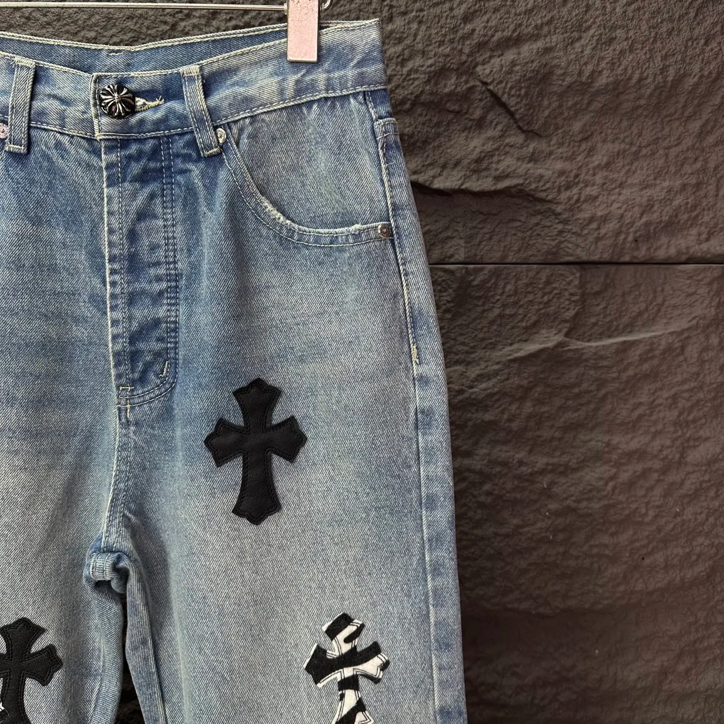 P290 GALLERY DEPT. & Croixin co-branded 2025 new retro zebra print black large cross leather couple's bootcut jeans 🔥High version🔥High version🔥 Top ceiling quality Styles with different wash textures, very friendly to people with thin legs and thick legs, the bootcut version is very flattering leg shape Timeless moderate length, easy to match with casual, basic styling for various styles, a must-have in the wardrobe! The fabric is stiff but also makes the upper body soft without losing texture. The washing process is even more perfect. It is a must-have item for everyone! ! ! Washed wheat, hang tag, pants label, three complete labels, color: blue, size: 28, 30, 32, 34, 36 (five sizes)